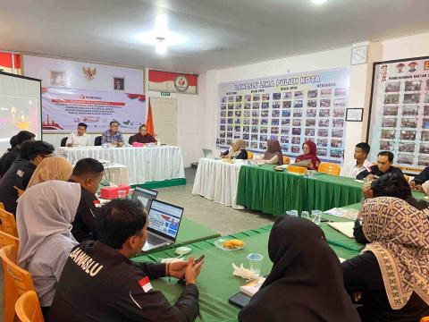 Anggota Bawaslu Provinsi Sumatera Barat, Benny Aziz bersama Anggota  Bawaslu Kabupaten Lima Puluh Kota bersama jajaran Sekretariat Bawaslu Kabupaten Lima Puluh Kota saat mengikuti kegiatan Rapat Dalam Kantor tentang Penyelesaian Sengketa Pemilu.