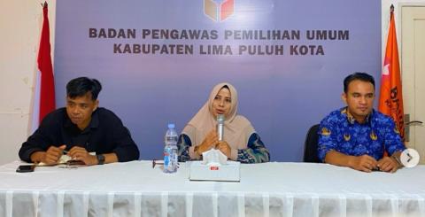 Kepala Sekretariat (Kasek) Bawaslu Lima Puluh Kota Mellia Rahmi didampingi Kasubag Administrasi Ot Saputra dan Kasubag Penanganan Pelanggaran Penyelesaian Sengketa Proses Pemilu dan Hukum Prima Nugraha S. Sinaga saat memberikan arahan di kegiatan evaluasi kinerja sekaligus penguatan kedisiplinan bagi jajaran sekretariat pada Kamis, (23/4).