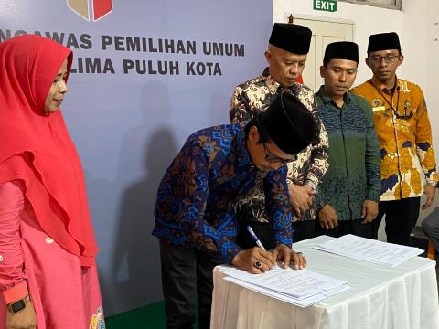Ketua Bawaslu Lima Puluh Kota, Yoriza Asra saat menandatangani Nota Kesepahaman (MoU) dengan Kementerian Agama (Kemenag) Kabupaten Lima Puluh Kota yang dilaksanakan di Aula Bawaslu Kabupaten Lima Puluh Kota, Kamis 16 Juli 2026. 