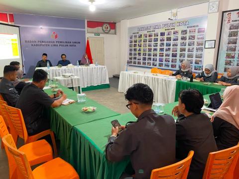 Pelaksanaan Rapat Pengelolaan Ketatausahaan dan Kearsipan Bawaslu Kabupaten Lima Puluh Kota yang dilaksanakan di Aula Bawaslu Kabupaten Lima Puluh Kota, Senin (20/7).