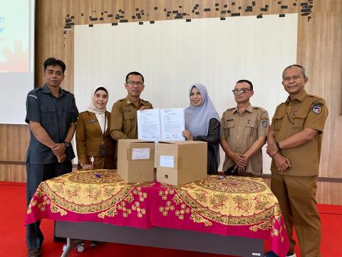 Mellia Rahmi, Kepala Sekretariat Bawaslu Lima Puluh Kota saat menyerahkan Arsip Statis berupa dokumen Penanganan Pelanggaran dan Penyelesaian Sengketa Pemilu Tahun 2019 kepada Dinas Perpustakaan dan Kearsipan Kabupaten Lima Puluh Kota, Senin (3/8/2026).