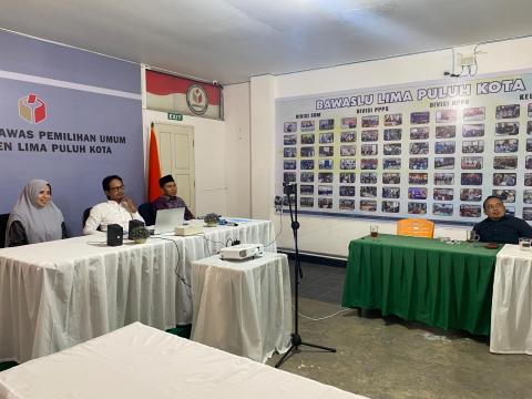 Pimpinan Bawaslu Lima Puluh Kota saat mengikuti kegiatan Sosialisasi Bawaslu Membelajarkan Volume 2 Tahun 2026 yang diselenggarakan oleh Bawaslu Republik Indonesia secara daring melalui Zoom Meeting, Senin (3/8).