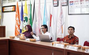 Ketua Bawaslu Lima Puluh, Yoriza Asra, Kota menyampaikan Hasil Pengawasan