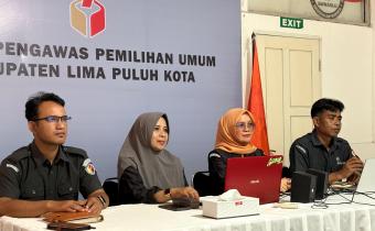 Kepala Sekretariat dan Kasubbag Bawaslu Lima Puluh Kota saat mengikuti kegiatan