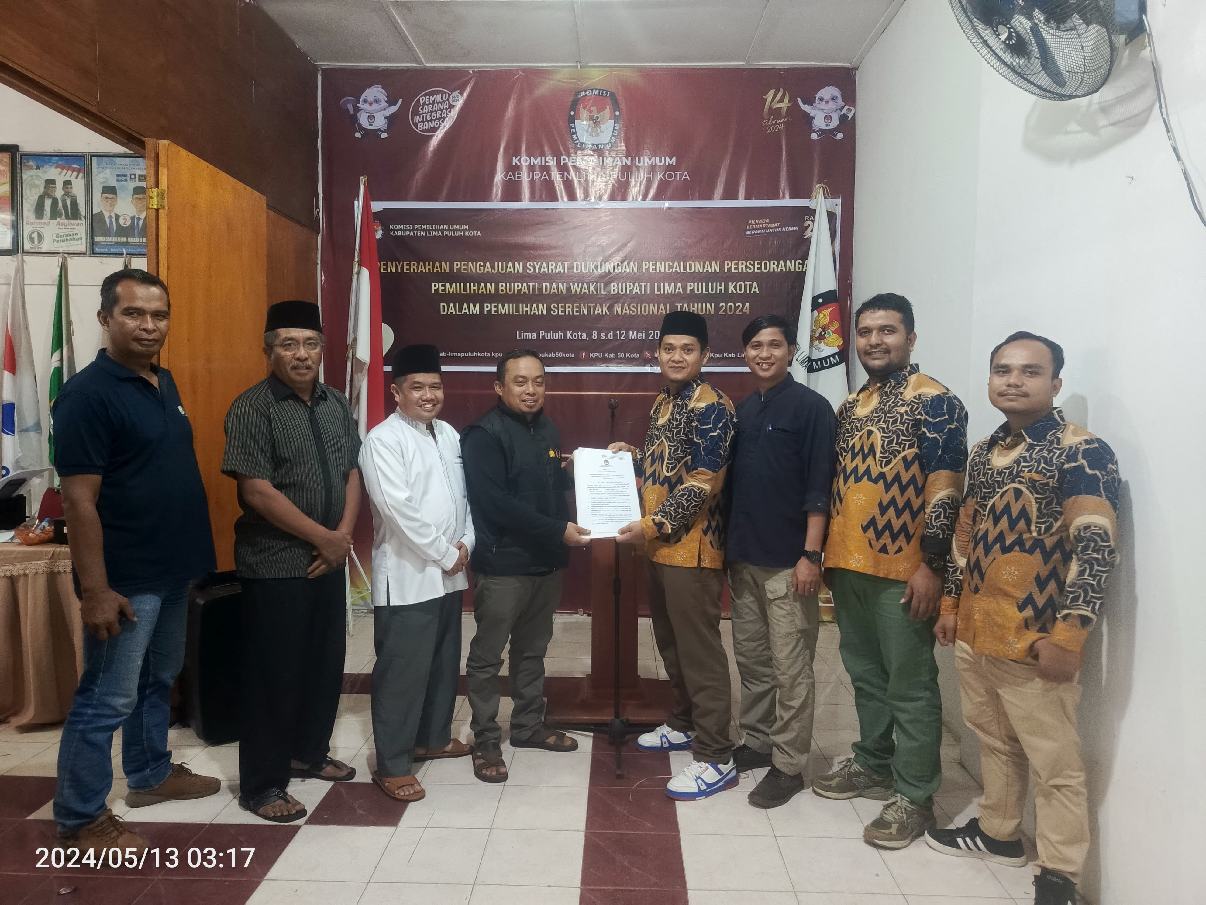 Anggota Bawaslu Lima Puluh Kota Kordiv PPPS menerima Berita Acara Calon Perseorangan dari KPU Lima Puluh Kota