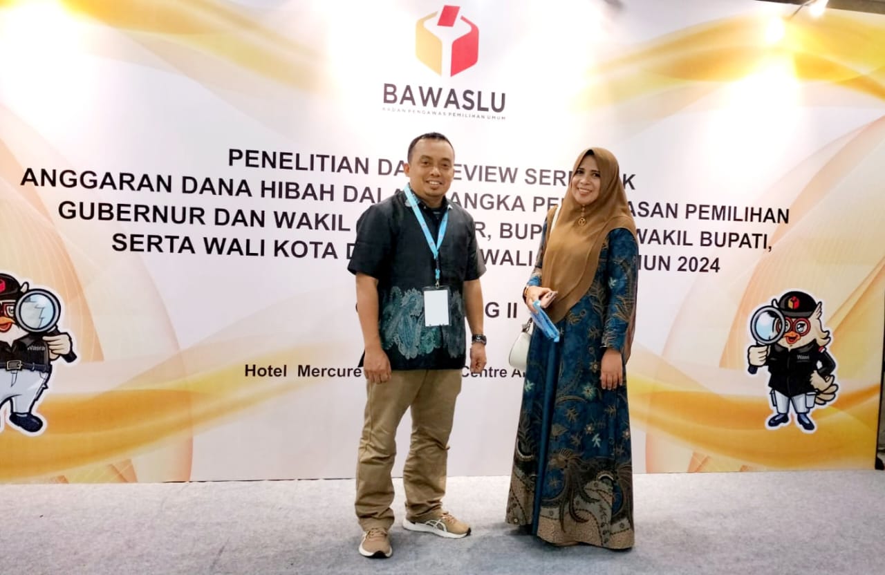 Anggota Bawaslu Kab. Lima Puluh Kota beserta Kepala Sekretariat Bawaslu Kab. Lima Puluh Kota saat kegiatan 