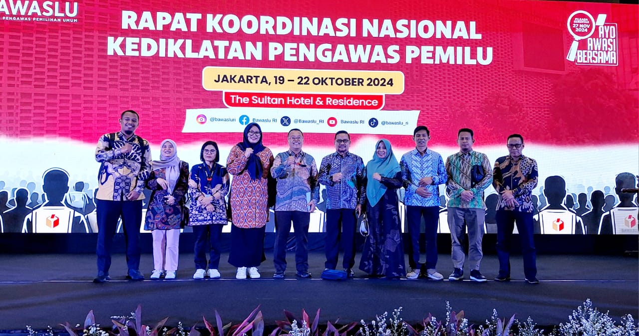 Kepala Sekretariat Bawaslu Lima Puluh Kota beserta perwakilan Kabupaten Kota Provinsi Sumatera Barat