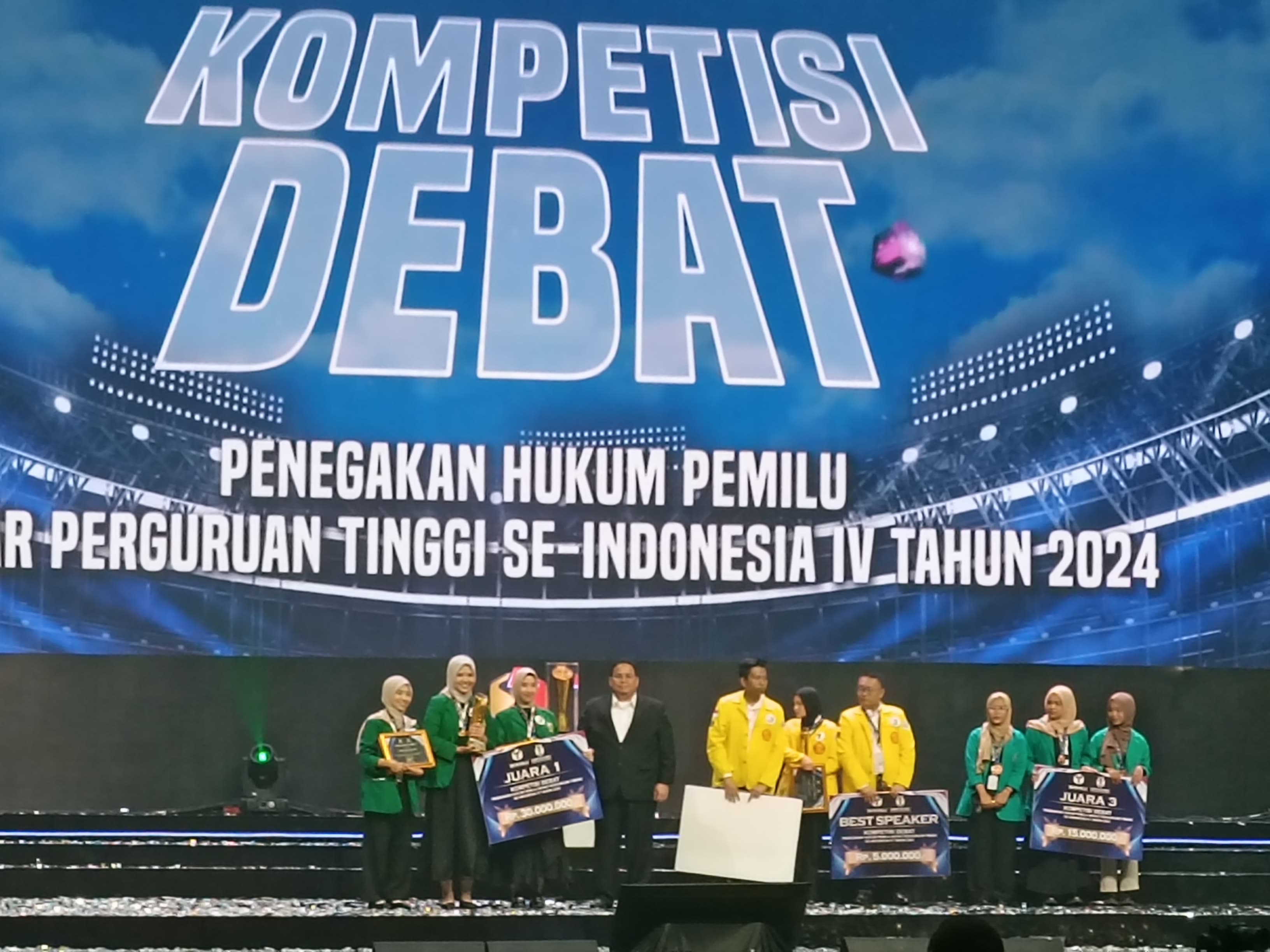 UNAND Juara 1 Kompetisi Debat Penegakan Hukum Pemilu