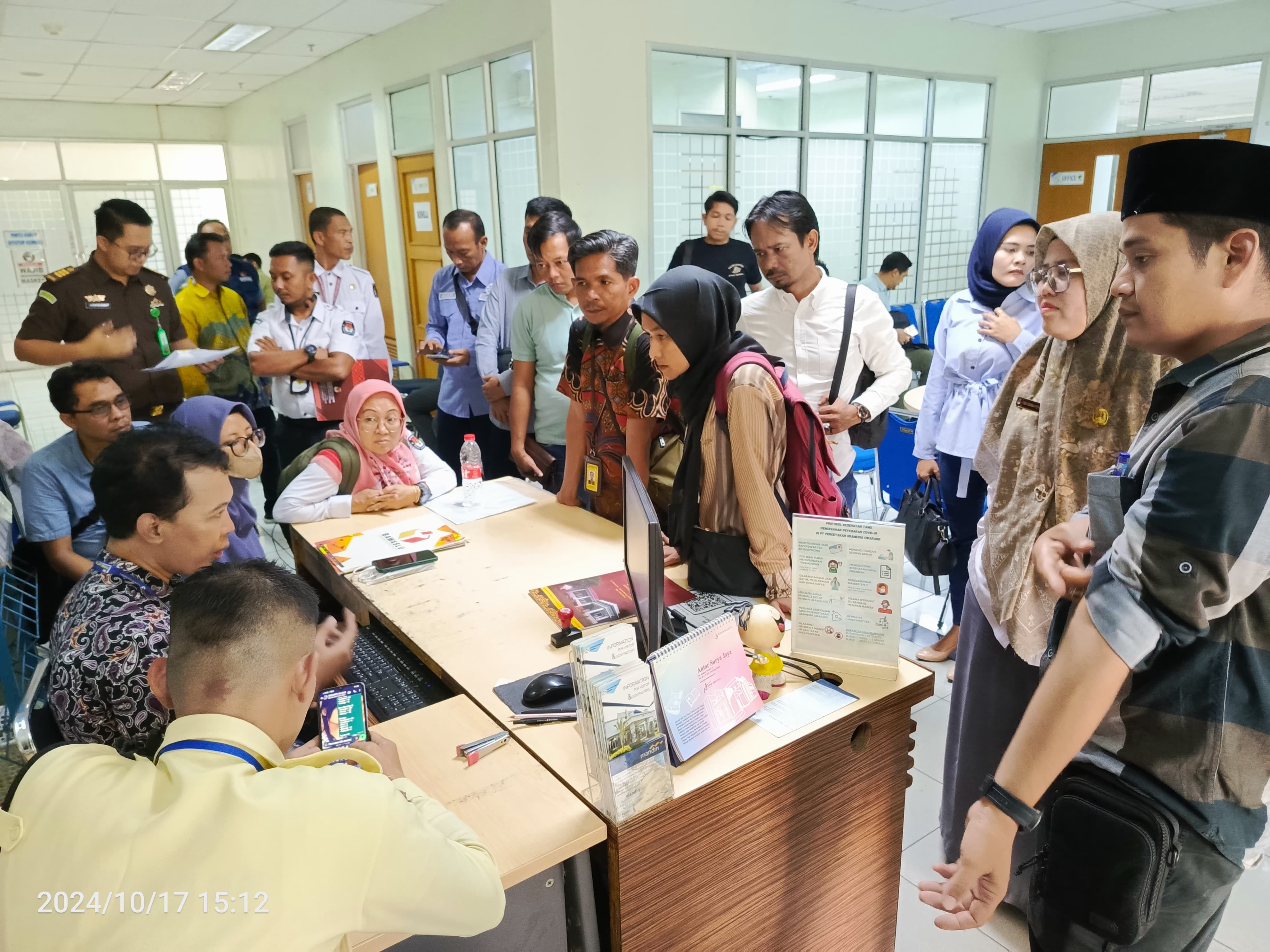Ketua Bawaslu Lima Puluh Kota Yoriza Asra beserta staf saat melaksanakan pengawasan kunjungan monitoring KPU Lima Puluh Kota