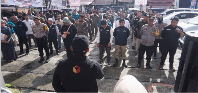 Anggota BAwaslu Lima Puluh Kota Ismet Aljannata saat memberikan arahan kepada perserta poenertiban