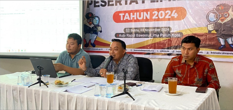 Pimpinan dan Kasubag saat mendengarkan hasil pengawasan yang disampaikan oleh masing-masing Panwaslu Kecamatan