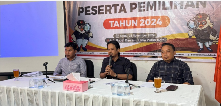 Pimpinan Bawaslu Lima Puluh saat mendengarkan permasalahan di kecamatan untuk persiapan pleno tingkat Kabupaten