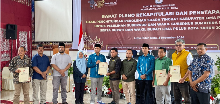 Serah terma berita acara hasil peno rekapitulasi tingkat Kabupaten