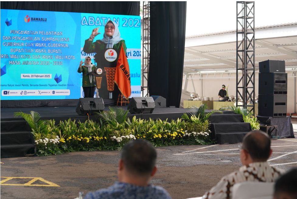Anggota Bawaslu Lolly Suhenty dalam Pengawasan Pelantikan dan Pengambilan Sumpah/Janji Gubernur dan Wakil Gubernur, Bupati dan Wakil Bupati, Serta Wali kota dan Wakil Wali kota masa jabatan 2025-2030 di kantor Bawaslu, Jakarta, Kamis (20/2/2025).
