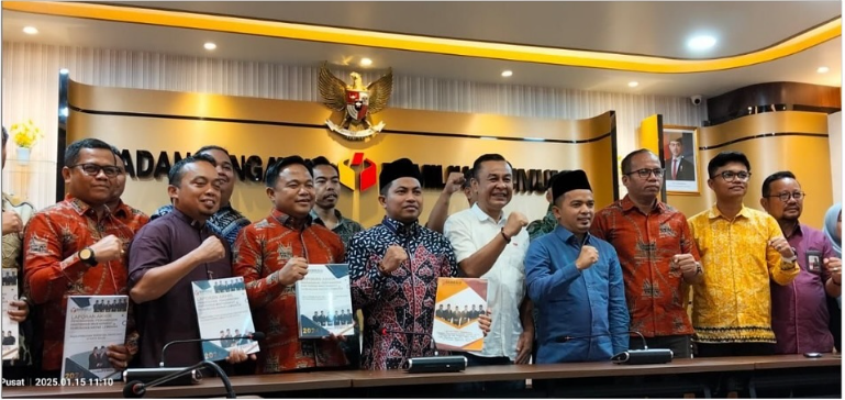 Foto Penyerahan Laporan