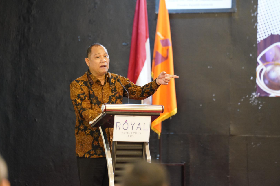 Anggota Bawaslu Totok Hariyono memberi arahan kepada Bawaslu Jawa Timur dalam Rapat Evaluasi Pengawasan Siber, Jumat (14/2/2025).