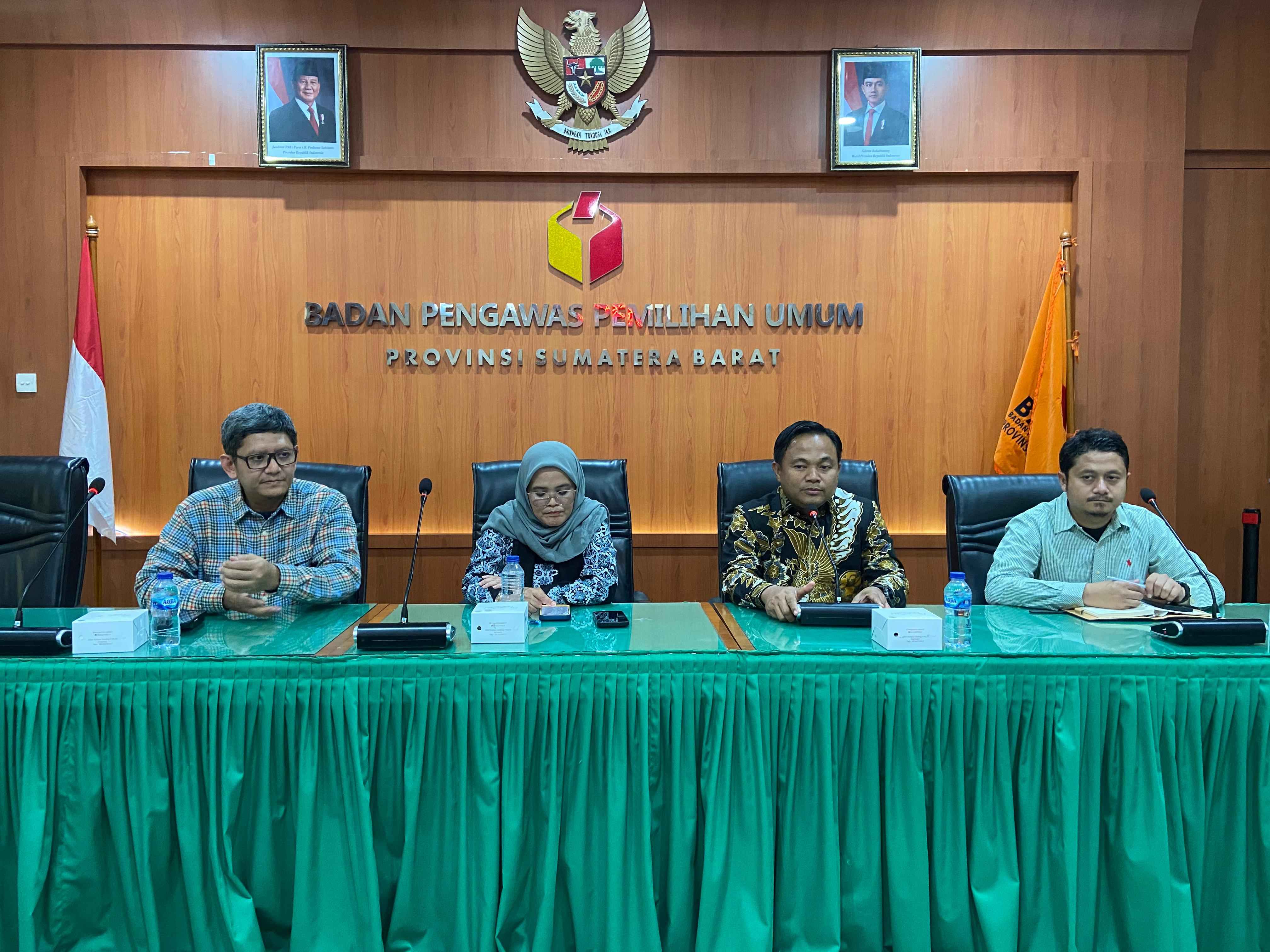 Anggota Bawaslu RI, Lolly Suhenty beserta Anggota Bawaslu Prov. Sumbar, M. Khadafi, saat memberikan arahan terkait Pemutakhiran Data Pemilih Berkelanjutan (PDPB), Sabtu (12/7)