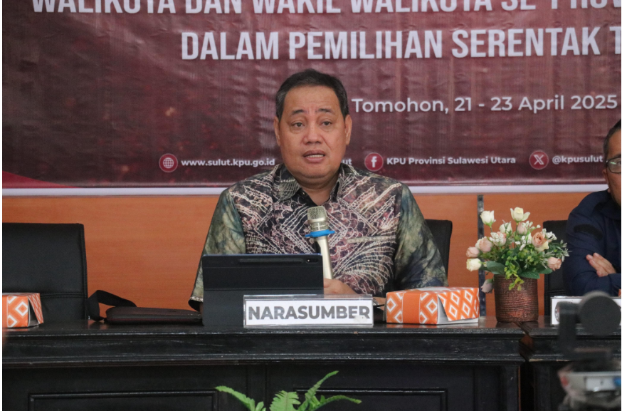 Anggota Bawaslu Herwyn JH Malonda dalam Rapat Evaluasi Pengelolaan dan Pertanggungjawaban Dana Hibah Pilkada Tahun 2024 di Tomohon, Selasa (22/4/2025).