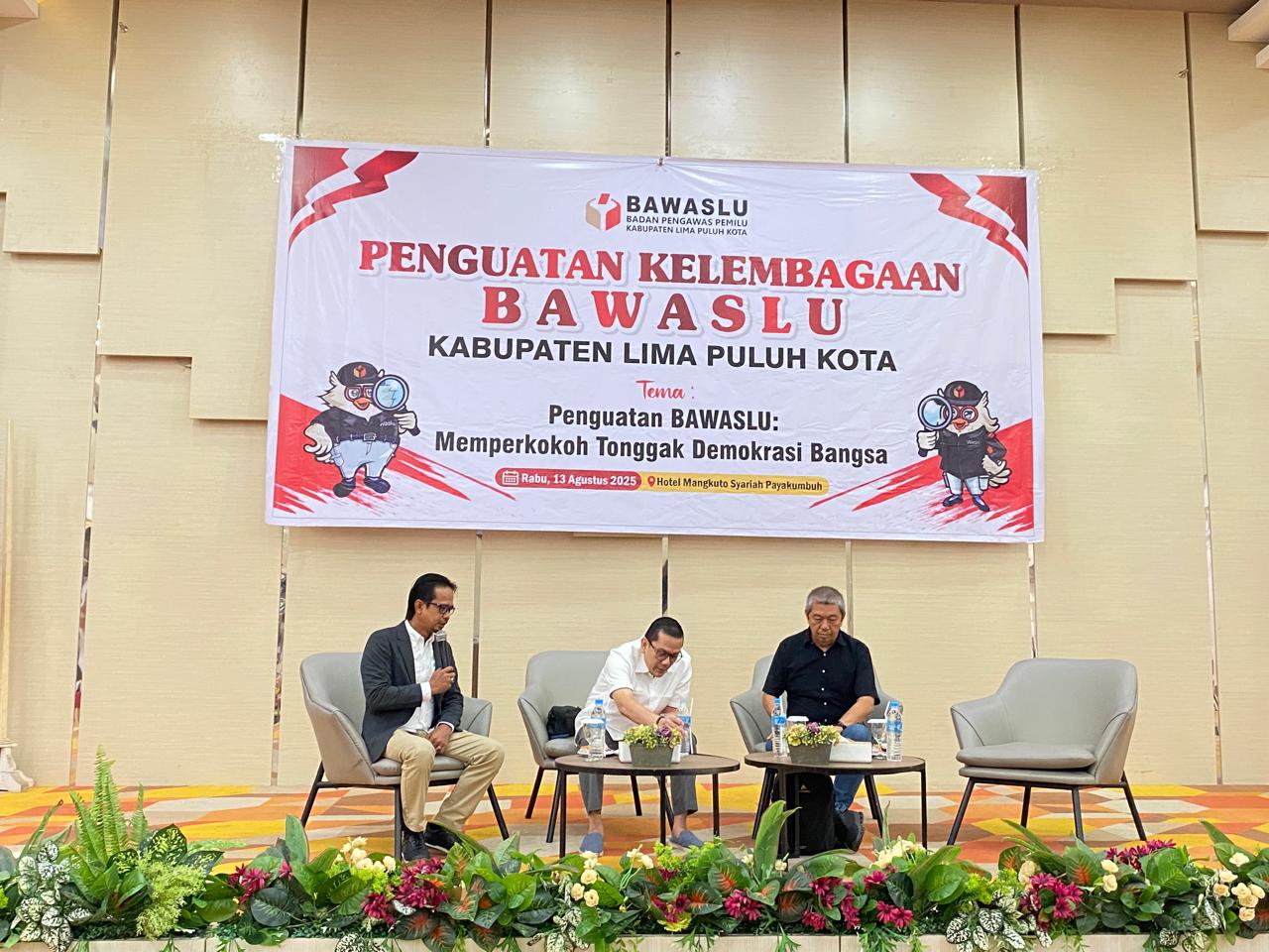 Yoriza Asra, Ketua Bawaslu Kabupaten Lima Puluh Kota bersama narasumber, Radian Syam dan Kaka Suminta