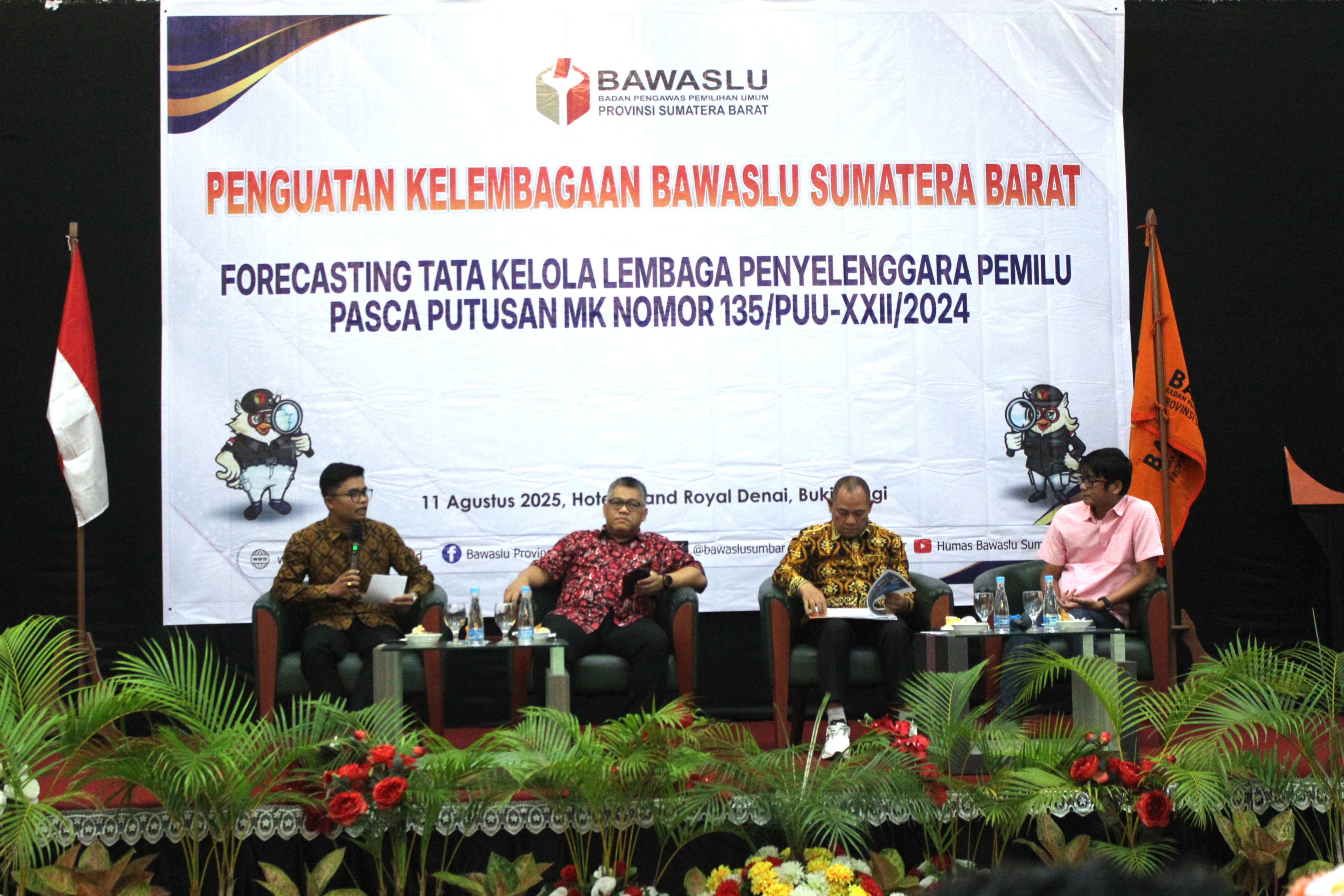Anggota Bawaslu Sumbar, Febrian Bartez, Anggota DPR RI Komisi II, Ramanda Kiemas, Anggota Bawaslu RI, Totok Hariyono, pemantau pemilu, Erik Kurniawan (Direktur Eksekutif Sindikasi Pemilu dan Demokrasi) saat diskusi. Senin (11/8)