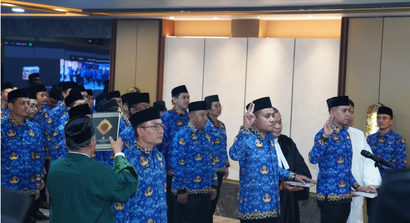 Pengambilan sumpah perwakilan Pegawai Pemerintah dengan Perjanjian Kerja (PPPK) melalui daring dan luring di Gedung Bawaslu, Jakarta, Selasa (1/7/2025)