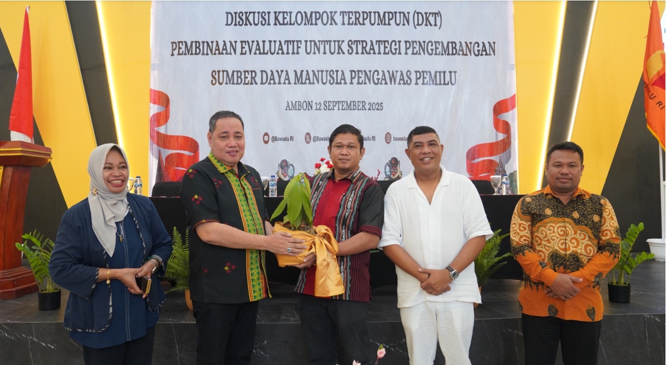 Anggota Bawaslu Herwyn JH Malonda menyerahkan secara simbolis di kegiatan Diskusi Kelompok Terpumpun (DKT) Pembinaan Evaluasi Strategi Pengembangan SDM Pengawas Pemilu yang digelar di Kota Ambon, Jumat (12/9/2025).