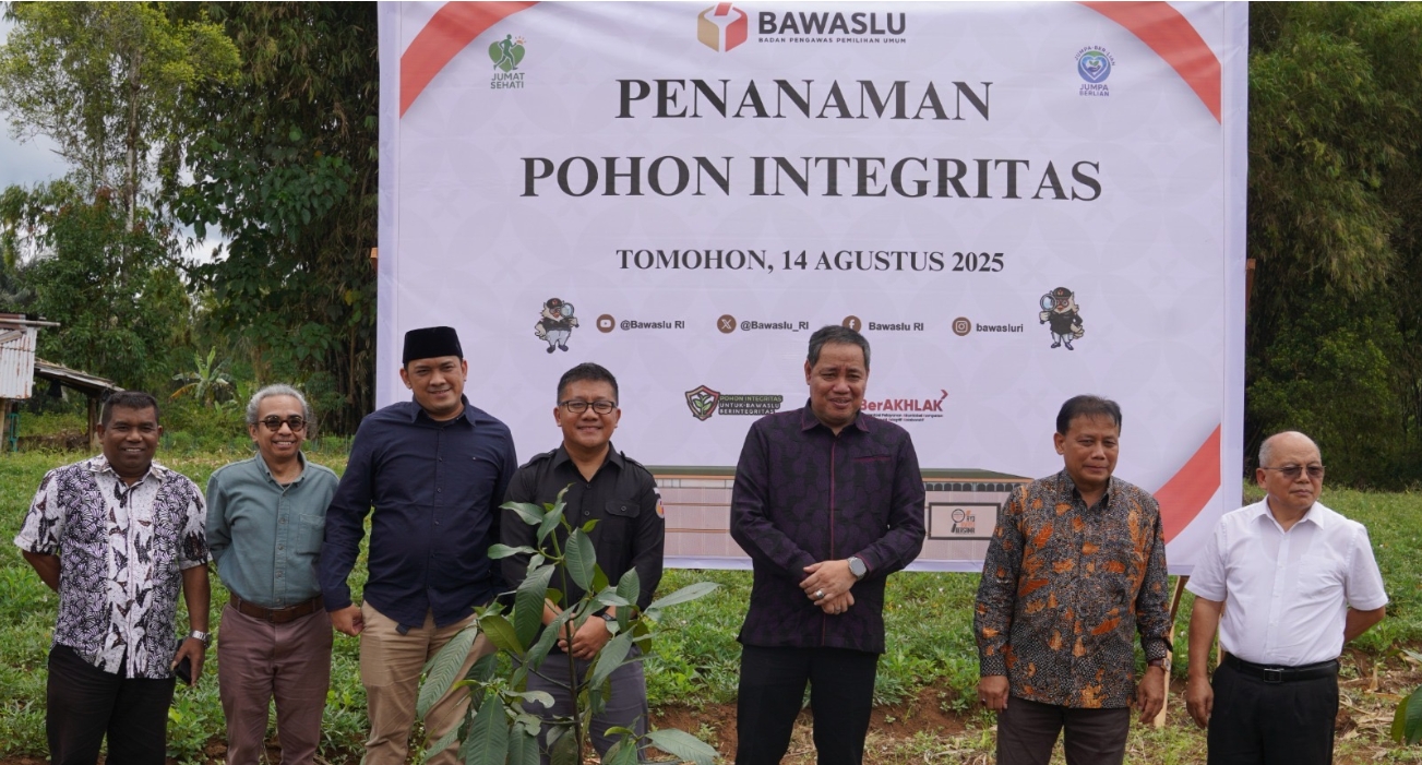 Anggota Bawaslu Herwyn JH Malonda bersama jajaran Bawaslu Sulut saat akan menanam pohon manggis di Tomohon, Kamis (14/8/2025).