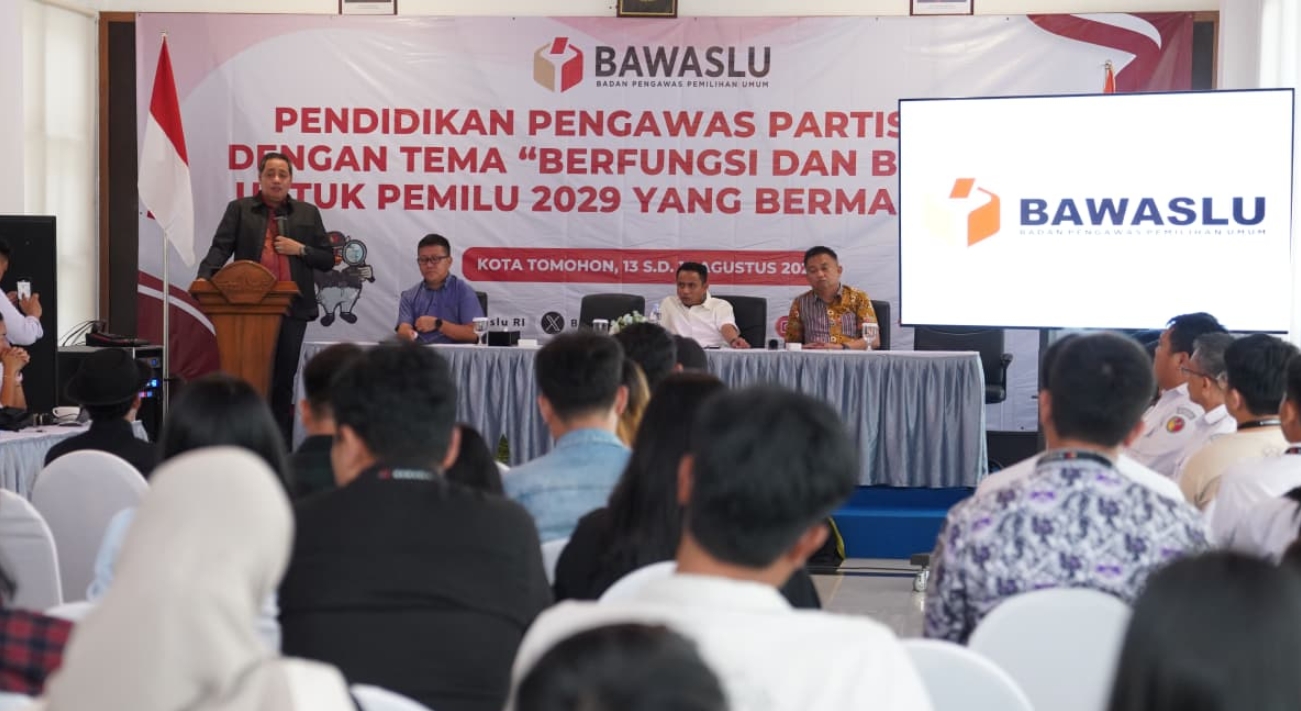 Anggota Bawaslu Herwyn JH Malonda membuka kegiatan Pendidikan Pengawasan Partisipatif (P2P) bertema 'Berfungsi dan Bergerak untuk Pemilu 2029 yang Bermartabat' di Tomohon, Sulawesi Utara, Rabu (13/8/2025).