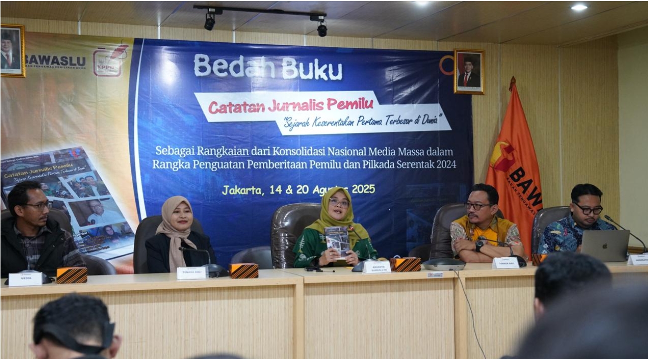 Anggota Bawaslu Lolly Suhenty saat menyampaikan pendapatnya dalam bedah buku Catatan Jurnalis Pemilu: Sejarah Keserentakan Pertama Terbesar di Dunia' di Media Center Bawaslu, Jakarta, Kamis (14/08/2025).