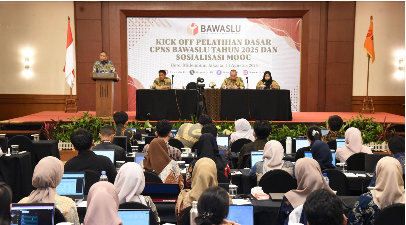 Sekretaris Jenderal (Sekjen) Bawaslu, Ichsan Fuady saat membuka Kick Off Pelatihan Dasar (Latsar) CPNS Bawaslu Tahun 2025 dan Sosialisasi Massive Open Online Course (MOOC) di Jakarta, Kamis (14/8/2025).