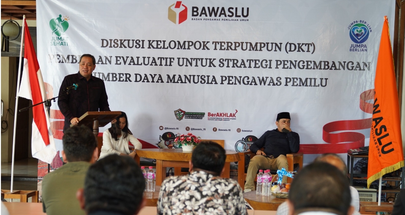 Anggota Bawaslu Herwyn JH Malonda saat membuka kegiatan Diskusi Kelompok Terpumpun (FGD) Pembinaan Evaluasi Untuk Strategi Pengembangan SDM Pengawas Pemilu, Kamis (14/8/2025).