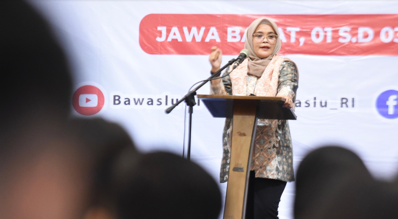 Anggota Bawaslu Lolly Suhenty saat menyampaikan arahannya dalam kegiatan Pendidikan Pengawas Partisipatif bertema Berfungsi dan Bergerak Untuk Pemilu 2029 yang Bermartabat, di Bogor, Jawa Barat, Jumat (1/8/2025) malam.