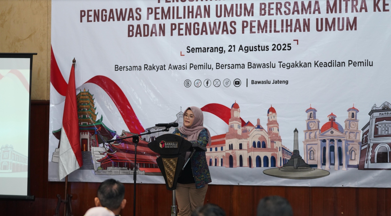 Anggota Bawaslu Lolly Suhenty dalam Penguatan Kelembagaan Pengawas Pemilihan Umum Bersama Mitra Kerja Bawaslu di Semarang. Kamis (21/8/2025).
