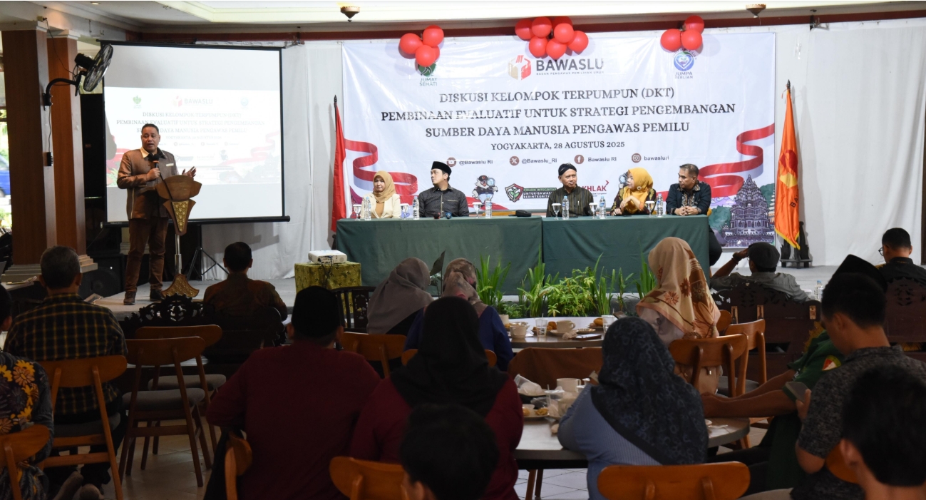 Anggota Bawaslu Herwyn JH Malonda saat membuka kegiatan Diskusi Kelompok Terpumpun (DKT) Pembinaan Evaluatif untuk Strategi Pengembangan SDM Pengawas Pemilu, di Yogyakarta, Kamis (28/8/2025).