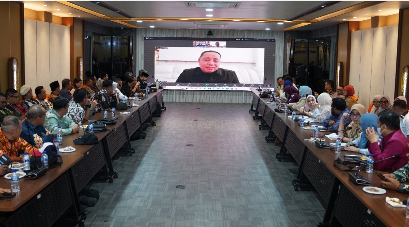 Anggota Bawaslu Herwyn JH Malonda saat memberikan arahan dalam rapat penyusunan Daftar Inventarisasi Masalah (DIM) sejumlah Peraturan Bawaslu (Perbawaslu) yang berkaitan dengan sumber daya manusia (SDM) pengawas pemilu secara daring, Rabu (2/7/2025).