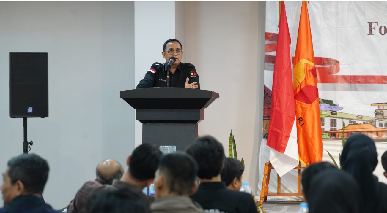 Anggota Bawaslu Puadi saat membuka Forum Literasi Keterbukaan Informasi Publik Pengawasan Pemilu dan Pemilihan di Tangerang, Selasa (9/9/2025).