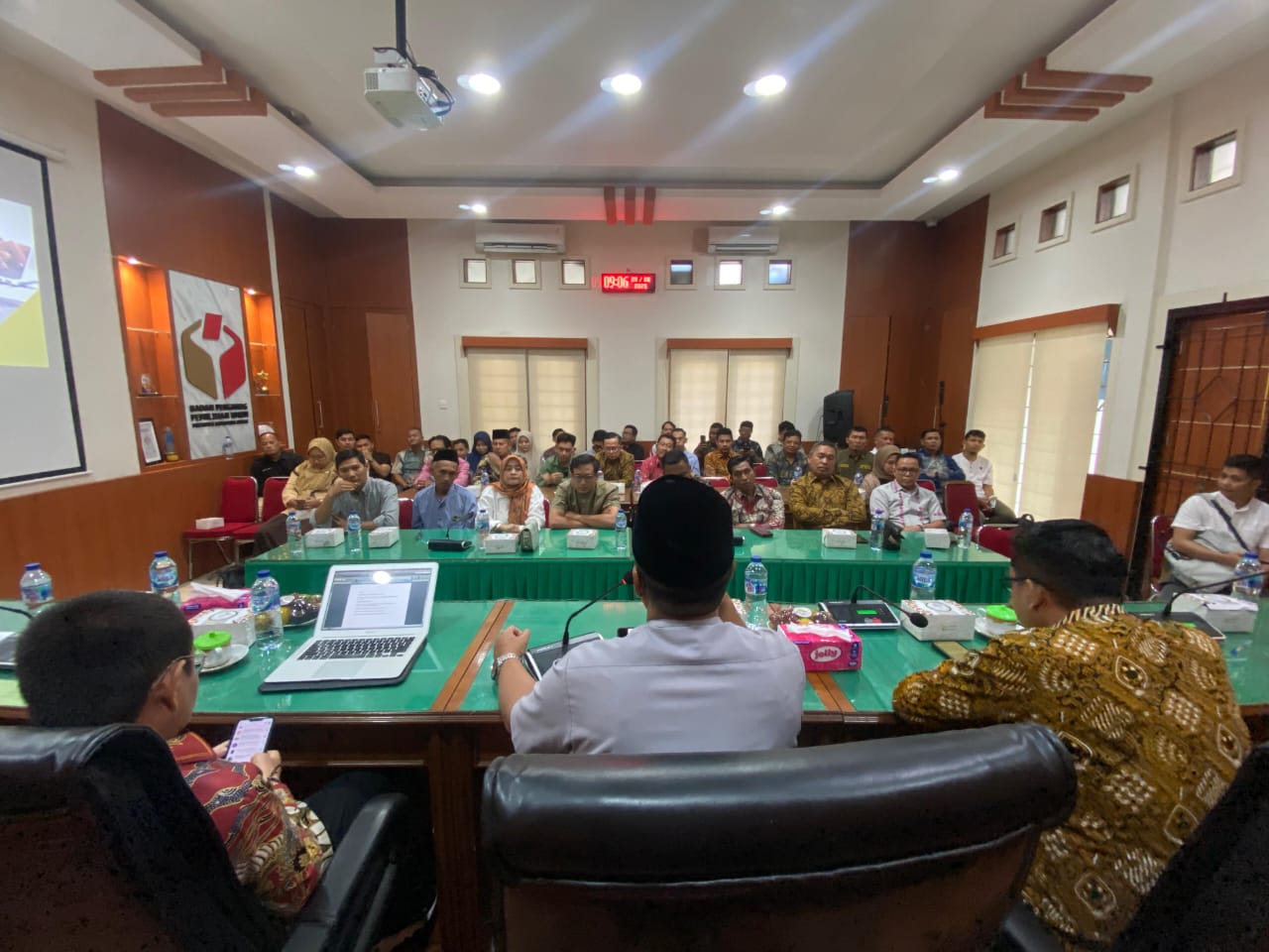 Anggota Bawaslu Provinsi Sumatera Barat, Vifner, saat memberikan arahan bersama narasumber kegiatan