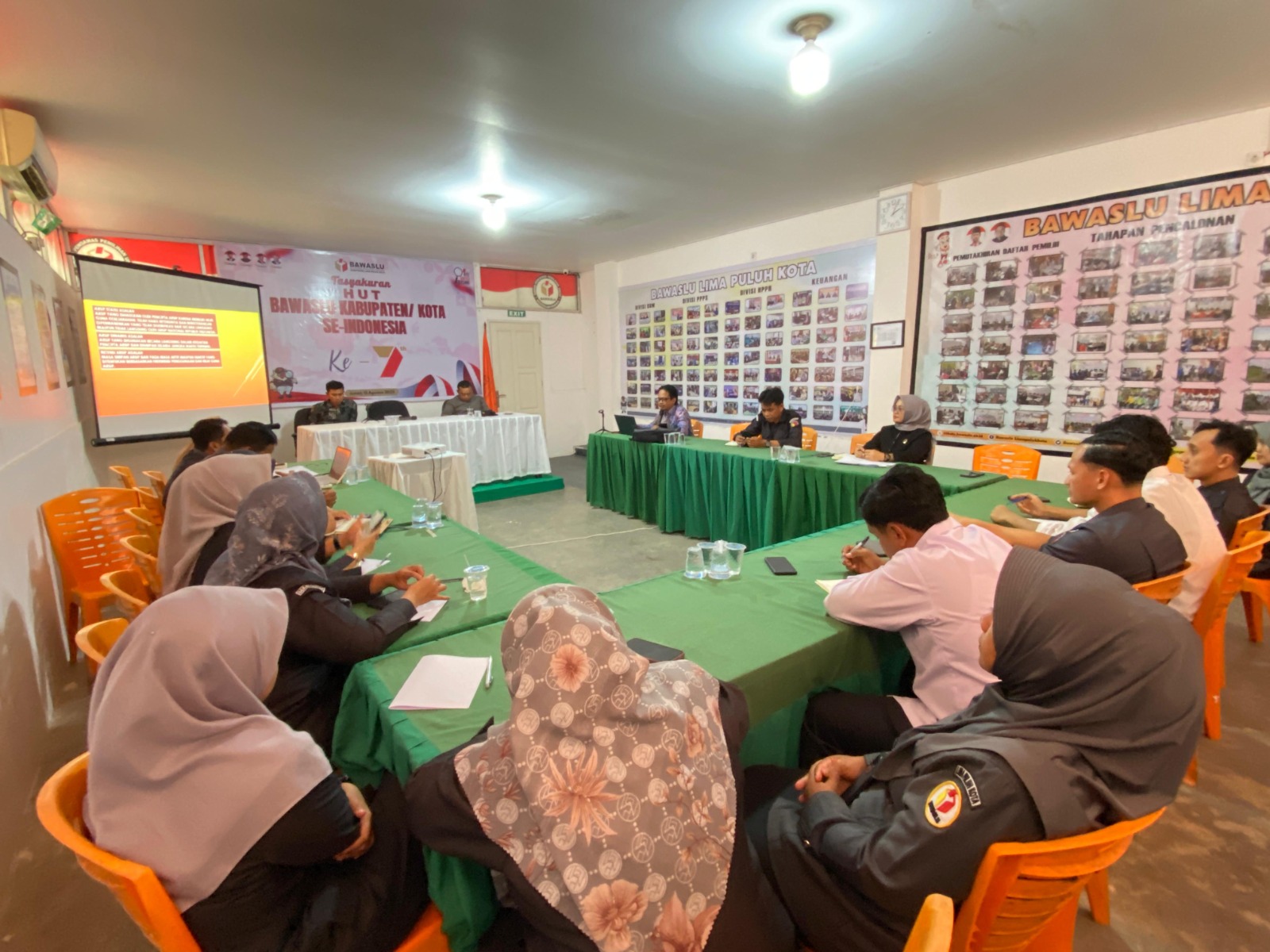 Pimpinan Bawaslu Kabupaten Lima Puluh Kota beserta jajaran sekretariat saat menghadiri kegiatan.