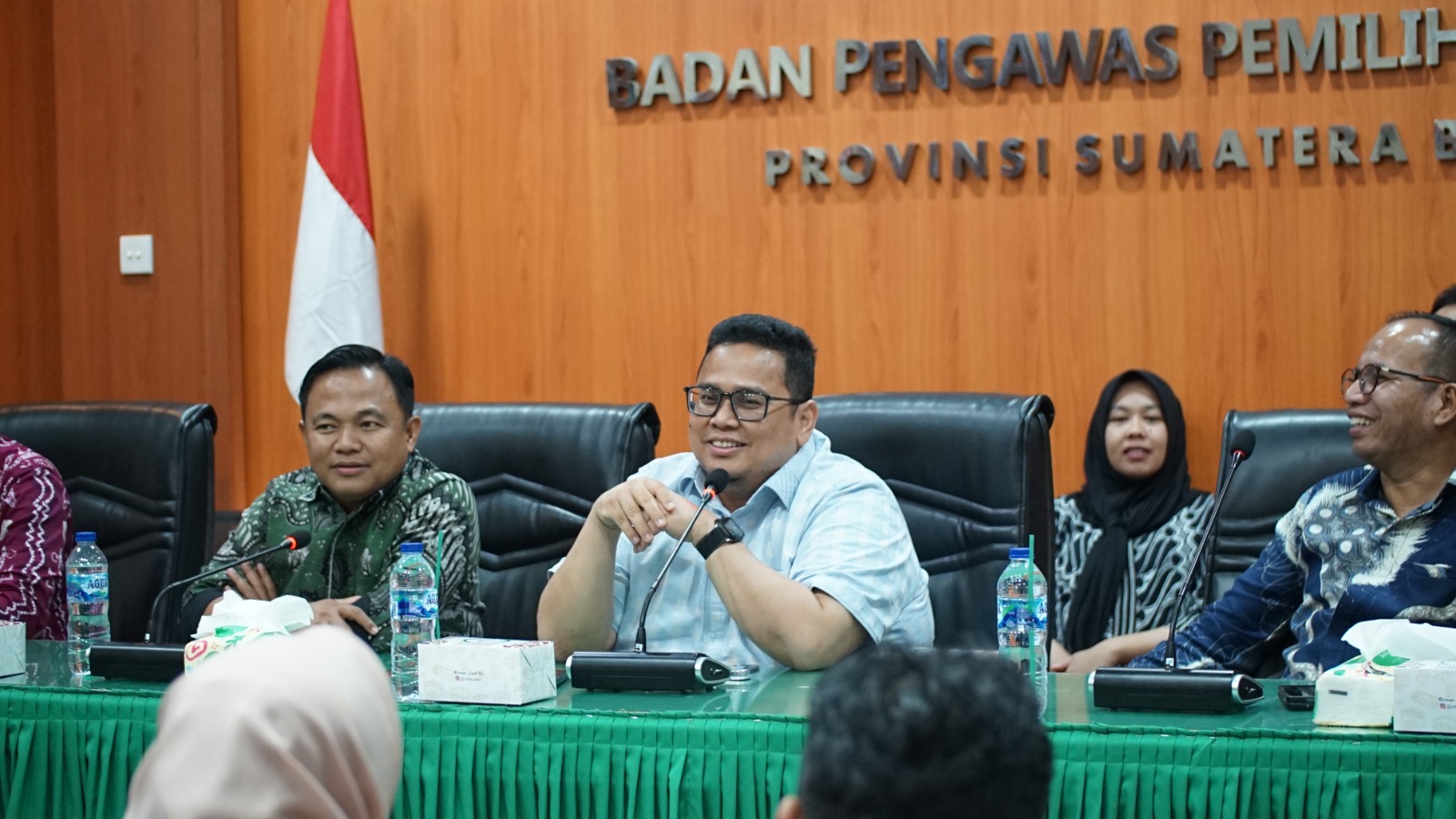 Ketua Bawaslu RI, Rahmat Bagja bersama pimpinan Bawaslu Provinsi Sumatera Barat saat menjadi narasumber di kegiatan Rapat Penguatan Kelembagaan Persiapan Pelaksanaan Pengawasan Pencocokan dan Penelitian Terbatas serta Pengawasan Rekapitulasi Pemutakhiran Data Pemilih Berkelanjutan Triwulan III Tahun 2025, (20/9).