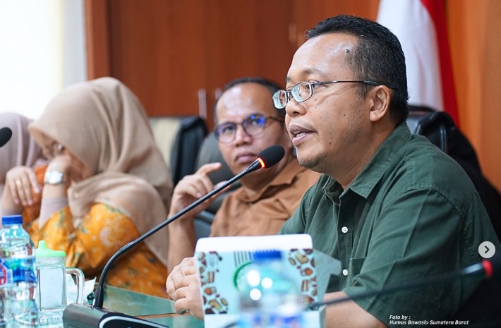 Ketua Bawaslu Provinsi Sumatera Barat, Alni saat menjadi narasumber di kegiatan Rapat Koordinasi Simulasi Penyelesaian Sengketa, (11/9).
