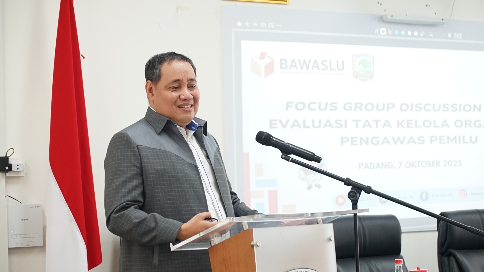 Anggota Bawaslu RI, Herwyn saat memberikan arahan  terkait FGD Untuk Memperkuat Arah Kebijakan Kelembagaan Pengawas Pemilu Di Universitas Andalas, Selasa(7/10).