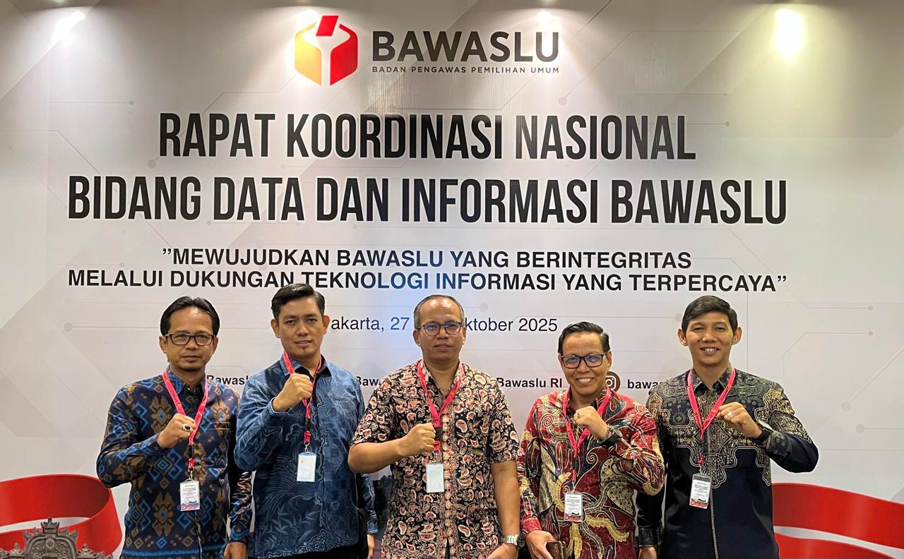 Ketua Bawaslu Kabupaten Lima Puluh Kota, Yoriza Asra bersama Pimpinan Bawaslu Provinsi Sumatera Barat, Vifner Saat Menghadiri Acara Rakornas Bidang Data dan Informasi Bawaslu Tahun 2025, Yogyakarta (27-29/10).