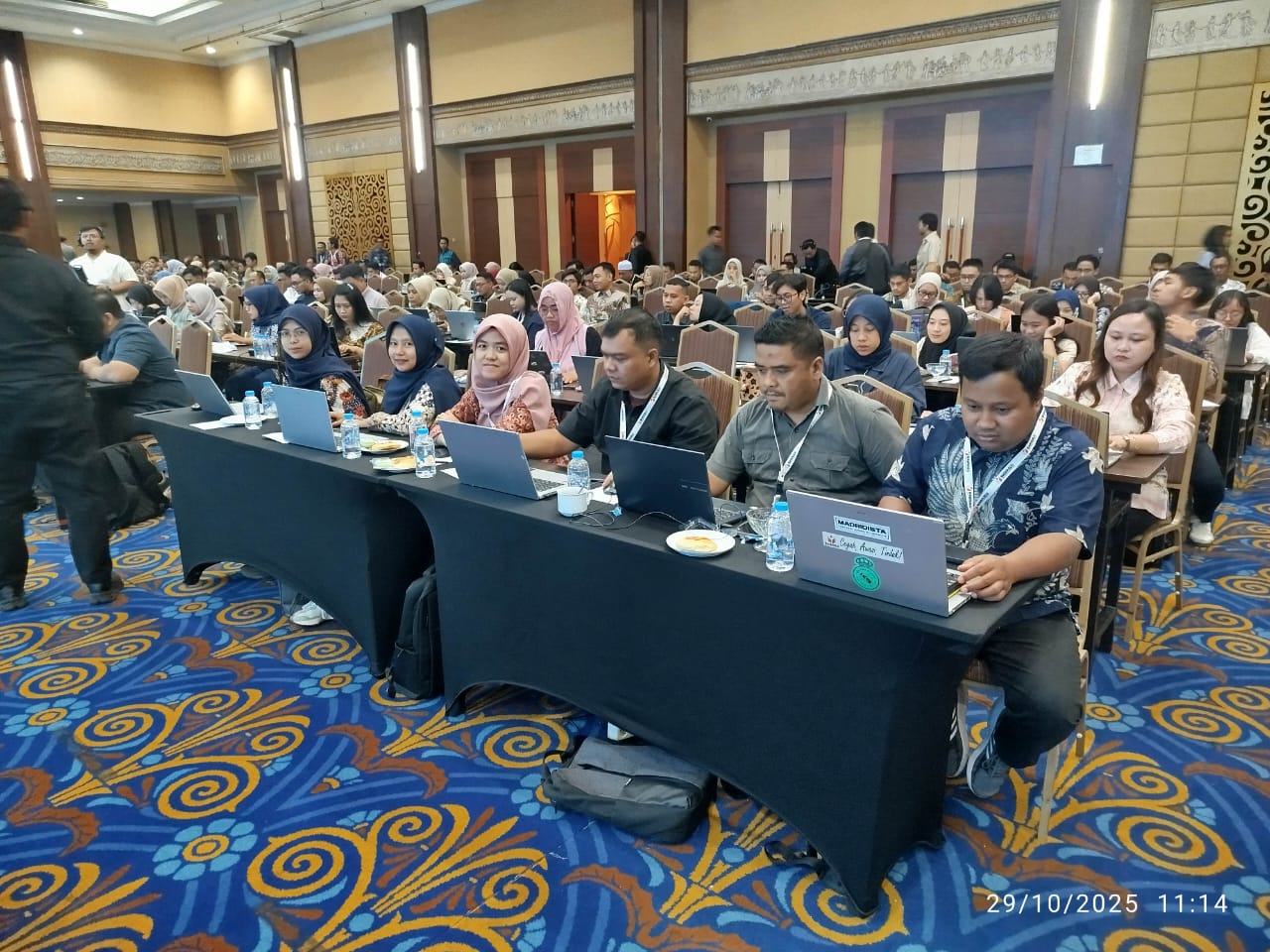 Staff Sekretariat Bawaslu Kabupaten Lima Puluh Kota, Reno, Saat Mengikuti Kegiatan.