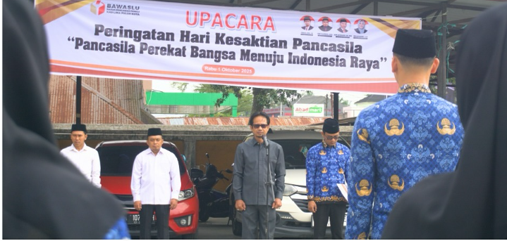 Ketua Bawaslu Lima Puluh Kota, Yoriza Asra saat Menjadi Pembina Upacara dalam Memperingati Hari Kesaktian Pancasila.
