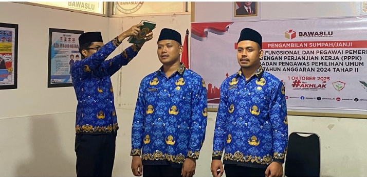 Dua Staff Sekretariat saat prosesi pelantikan dan Pengambilan Sumpah.