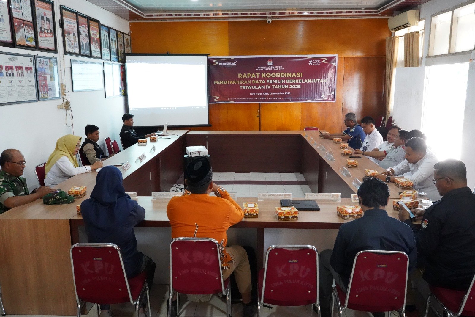 Dokumentasi Kegiatan di Forum Konsultasi Publik pada Penyusunan Standar Pelayanan Layanan Pemutakhiran Data Pemilih Berkelanjutan KPU Kabupaten Lima Puluh Kota, di kantor KPU Lima Puluh Kota