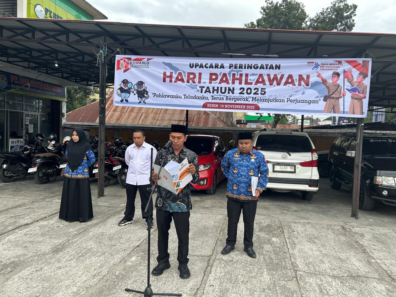 Dapit Alexander, Anggota Bawaslu Kabupaten Lima Puluh Kota Saat Menyampaikan Amanat Upacara Peringatan Hari Pahlawan