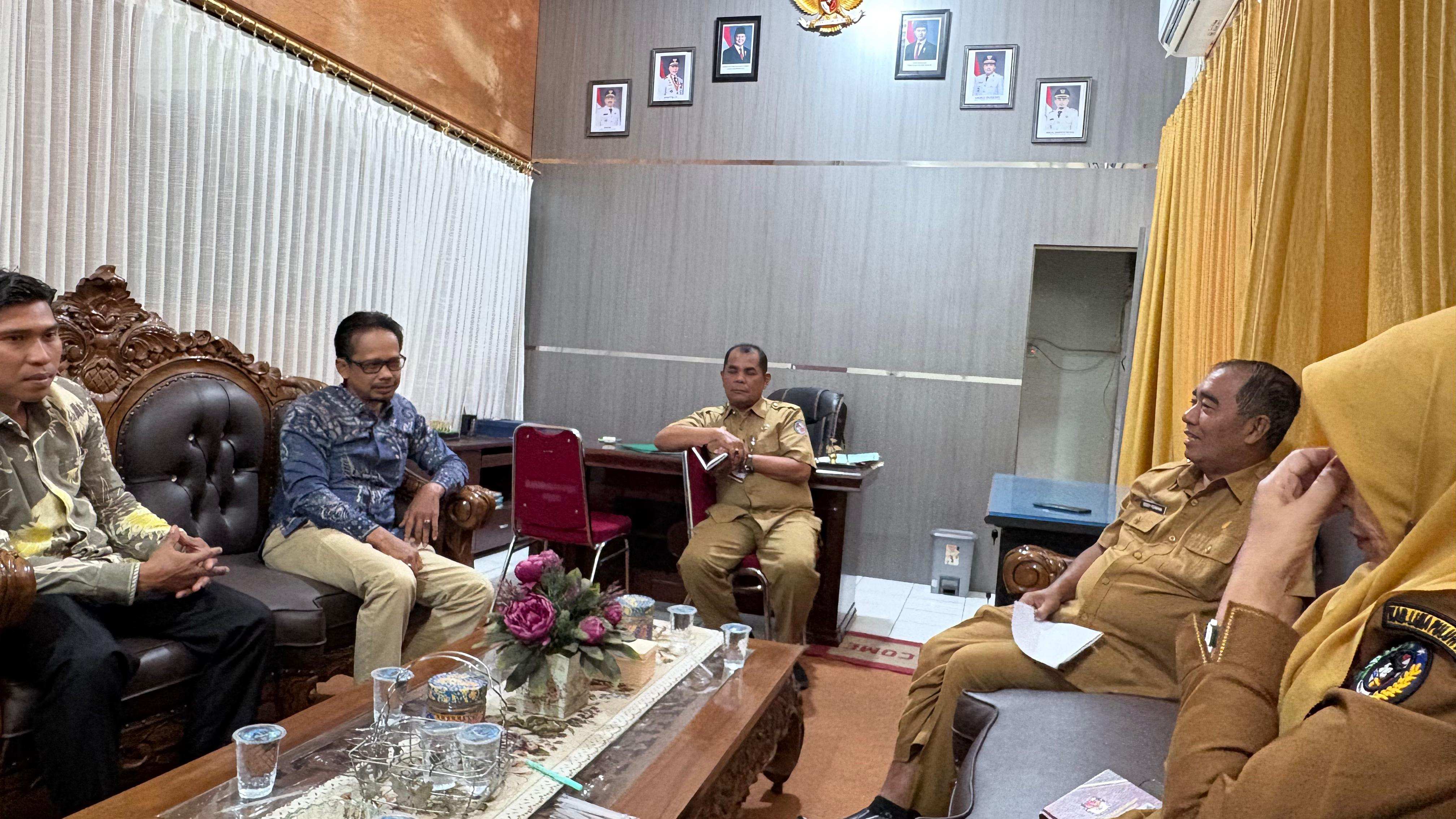 Ketua Bawaslu Kabupaten Lima Puluh kota Yoriza Asra didampingi oleh Anggota Bawaslu Kabupaten Lima Puluh Kota Dapit Alexsander bersama jajaran sekretariat saat melakukan berkoordinasi terkait penyusunan Nota Kesepakatan (MoU) Pengawasan Pemilu dan Pemilihan Kepala Daerah Kabupaten Lima Puluh Kota dengan Kesbangpol Kabupaten Lima Puluh Kota, (12/1).