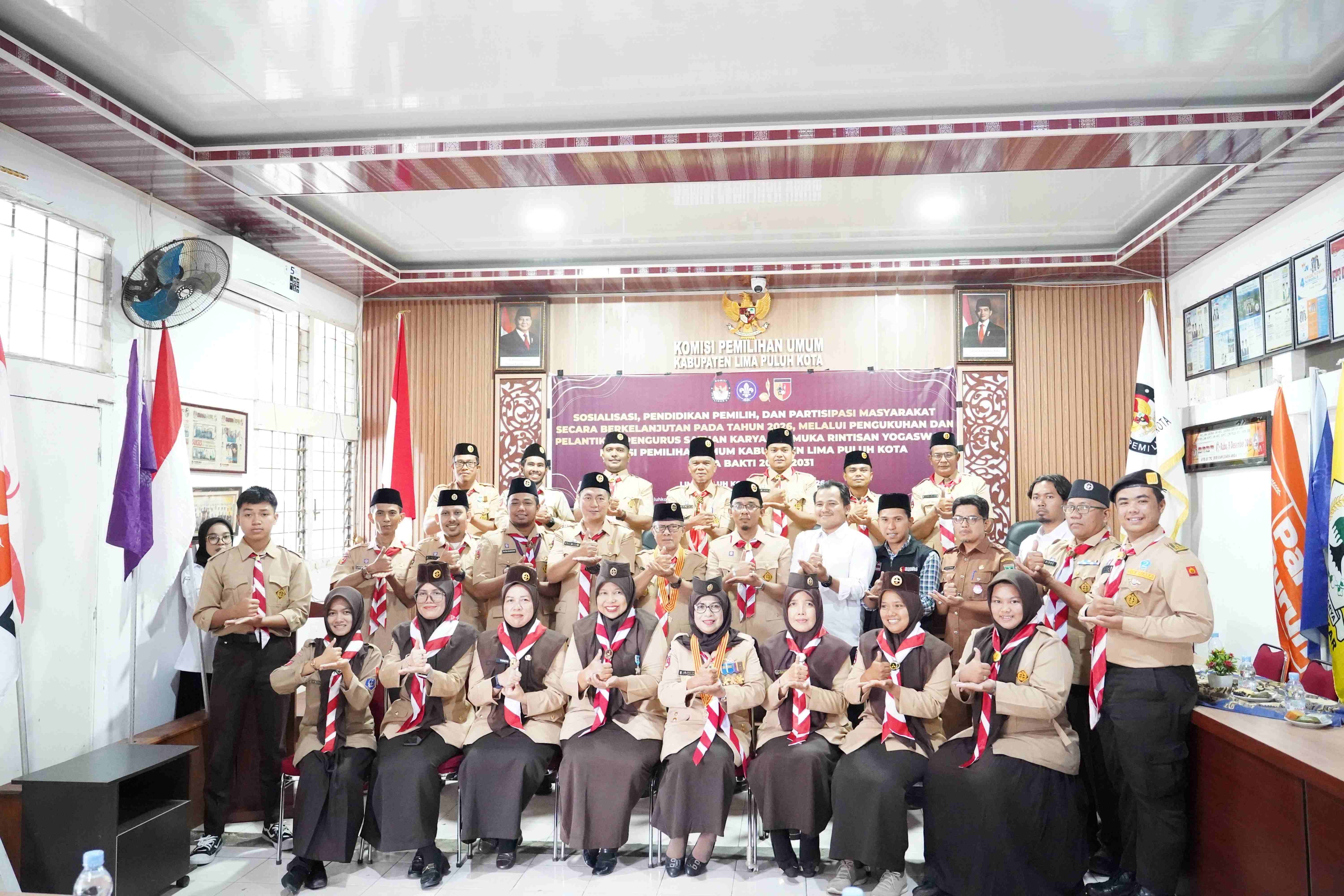 Anggota Bawaslu Lima Puluh Kota, Dapit Alexsander saat menghadiri undangan pelantikan Pengurus Satuan Karya (Saka) Pramuka Rintisan Yogaswara yang digelar di lingkungan Komisi Pemilihan Umum (KPU) Kabupaten Lima Puluh Kota, Senin (9/2). 