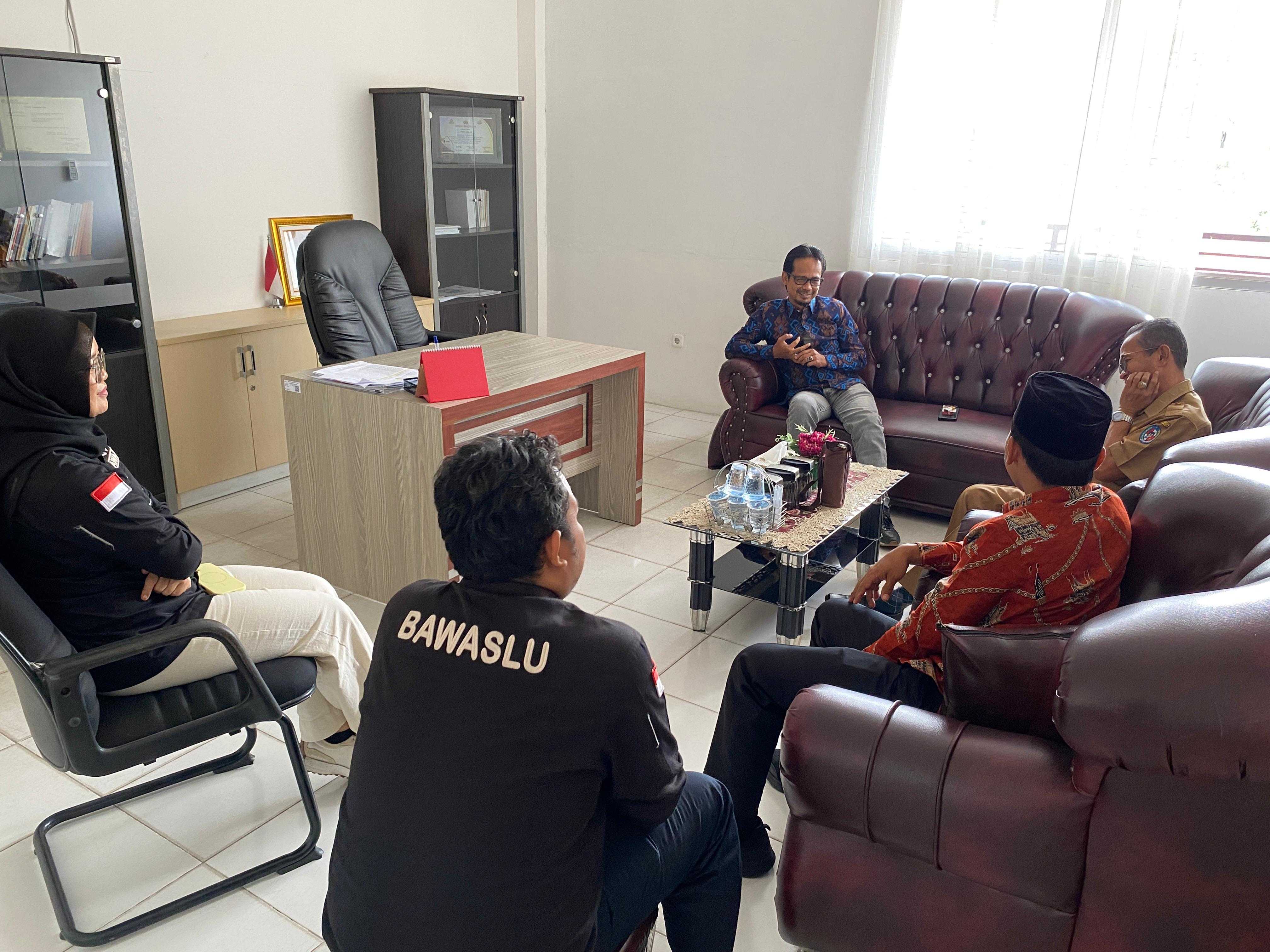 Ketua Bawaslu Lima Puluh Kota, Yoriza Asra, bersama Anggota Bawaslu Lima Puluh Kota, Dapit Alexsander dan Kasubbag saat melakukan diskusi dengan akademisi dan ASN senior, Fery Chofa (10/2).